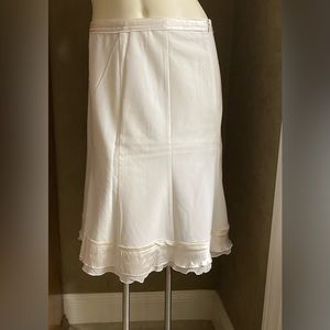 The limited women's white Godet skirt, ruffled detail size 4